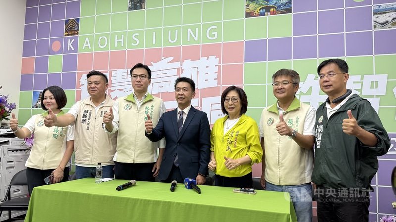 參加民進黨高雄市長初選的立委許智傑(中),20日在左營區舉行競選辦公室開幕茶會。中央社記者蔡孟妤攝 114年9月20日
