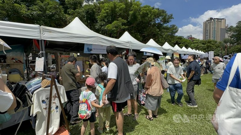 「2025第一屆世界賞鳥博覽會(World Bird Fair)」20日在台中揭幕,吸引30個國家、120個國內外生態旅遊與鳥類保育組織設攤展示互動,吸引民眾到場參與。中央社記者趙麗妍攝 114年9月20日