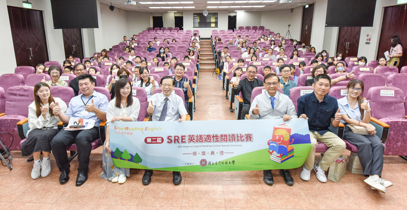 台灣師範大學舉辦的第2屆SRE英語適性閱讀比賽,20日舉辦台北場頒獎典禮,與會者開心合影留念。(台師大提供)中央社記者陳至中傳真 114年9月20日