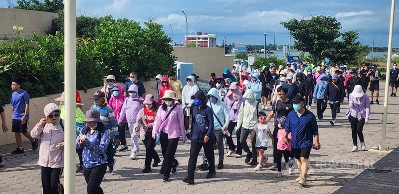 「運動i臺灣2.0」菊島運動嘉年華活動,1300餘位老少全副武裝,頂著大太陽,沿著國際廣場展開4公里的健走,場面盛大。中央社 114年9月20日