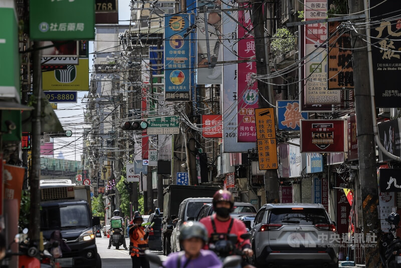 圖為新北市汐止區一處街道,電桿電線在空中縱橫交錯。中央社記者翁睿坤攝 114年9月19日