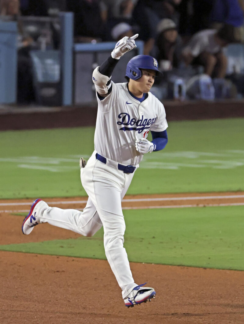大谷翔平19日在第5局轟出逆轉戰局的3分砲,本季第52支全壘打出爐。(共同社)