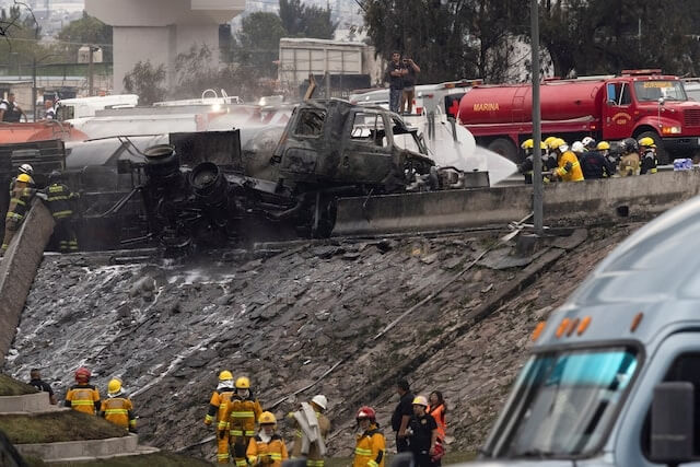 墨西哥首都墨西哥市10日發生瓦斯槽車爆炸案,死亡人數已攀升到25人,另有21名傷者仍在醫院接受治療。(路透社)