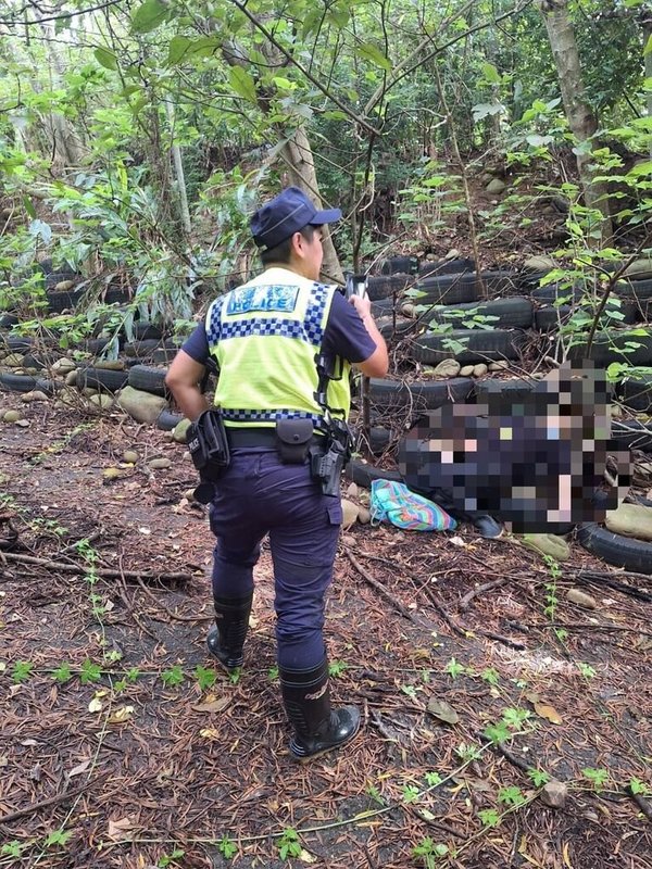 苗栗縣苑裡鎮蕭姓老翁18日出門前往山區採竹筍遲未歸,家屬報請協尋,警消及救難協會人員20日上午發現老翁,但已氣絕,警方到場採證,初步排除他殺,死因待後續相驗釐清。(民眾提供)中央社記者管瑞平傳真 114年9月20日