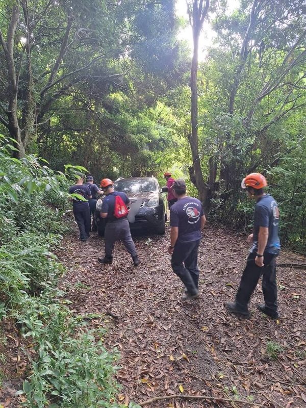 苗栗縣苑裡鎮74歲蕭姓老翁18日出門到山區採竹筍遲未歸,警消及救難協會人員獲報協尋,20日先發現老翁車輛,隨後在山徑旁發現老翁,但已氣絕。(民眾提供)中央社記者管瑞平傳真 114年9月20日