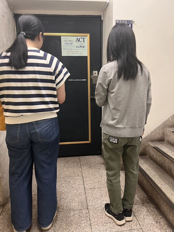 有考生參加托福網考(TOEFL),20日一早到位於台中市南區考場,發現測試中心沒開門,撥打電話也無人接聽,上網查詢才發現已更改考試時間、地點,考生氣炸不滿主辦單位僅在網路公告,事前未通知。(民眾提供)中央社記者趙麗妍傳真 114年9月20日