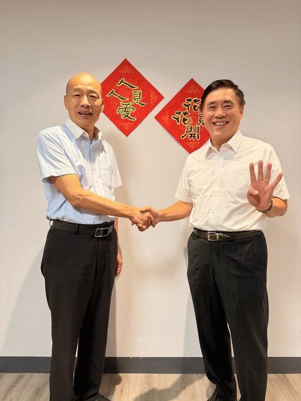 國民黨主席候選人郝龍斌（右）20日下午前往雲林拜會立法院長韓國瑜（左），郝龍斌表示，他抽到主席候選人號次4，韓國瑜特別祝福他「心想4成」。 （郝龍斌辦公室提供） 中央社記者王承中傳真　114年9月20日