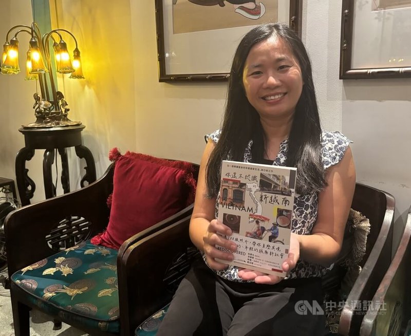 旅越台僑張瑜倫為教育部華語教師,10年前和夥伴於河內開設非凡教育中心,推廣台灣華語及正體字。近日她與劉俐書寫新書「你還不認識的新越南」,盼呈現不一樣的越南,以及其文化脈絡。中央社記者曾婷瑄河內攝114年9月20日