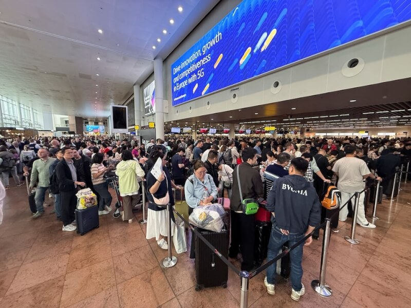 布魯塞爾機場20日因自動化系統遭網攻無法運作,只能用人工方式辦理報到。(路透社)