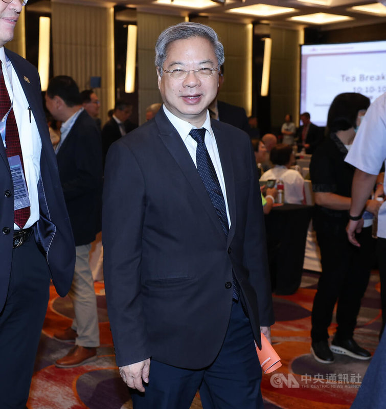 電價費率審議會19日決議,民生電價平均調幅0.71%。經濟部長龔明鑫(中)20日表示,民生用電與發電成本偏離度越來越大,因此進行適度修正;不過經評估,對消費者物價上漲率(CPI)影響很小。中央社記者謝佳璋攝 114年9月20日