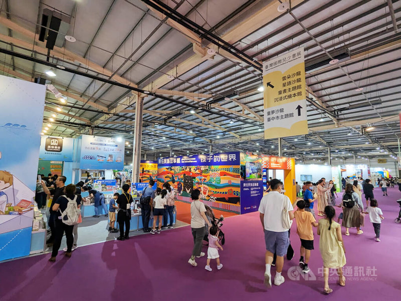 首屆台灣國際兒少書展在台中國際展覽館舉辦，有127個單位、來自14個國的作家、插畫家、版權人、出版專業人士參與，21日吸引許多親子到場參觀。中央社記者蘇木春攝　114年9月21日