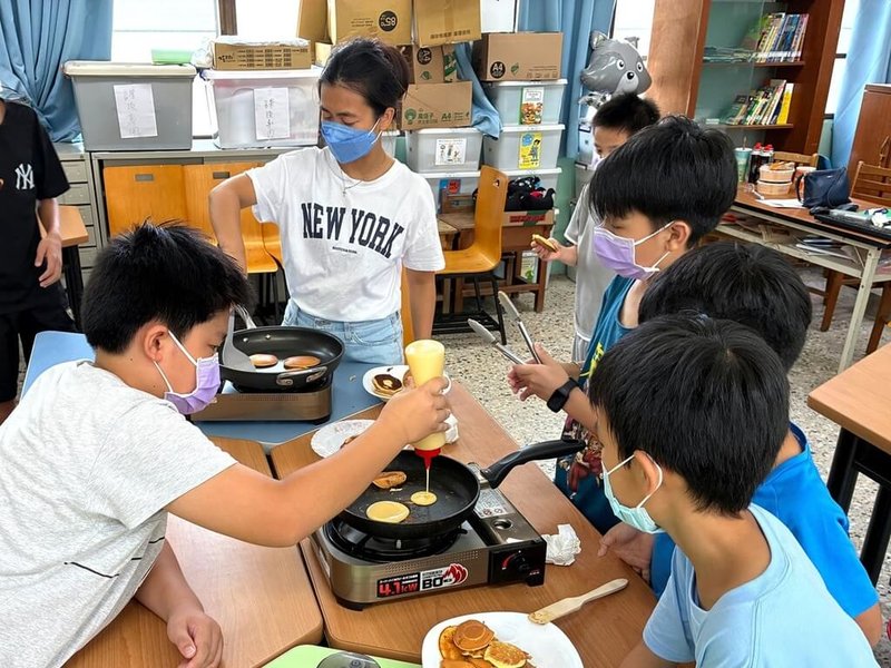 台南市官田國小辦理夏日樂學課程,「官田小菱營業中」為主題,帶領學生認識在地菱角文化,並實作創意甜點菱角銅鑼燒。(教育部提供)中央社記者許秩維傳真 114年9月21日