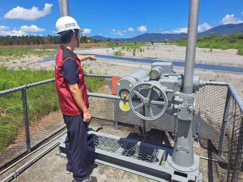 颱風樺加沙接近,根據氣象預報可能帶來顯著降雨,第九河川分署全面盤點整備,強化馬太鞍溪堰塞湖應變能力,已完成堤防檢測並以太空包加高,加強下游河道清疏等作業。(水利署第九河川分署提供)中央社記者李先鳳傳真 114年9月21日