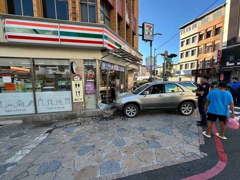 宜蘭縣礁溪火車站前一間超商大門,21日清晨遭1輛原本想要停車的休旅車撞上,玻璃碎裂,店員飽受驚嚇,62歲林姓駕駛無酒駕,肇事原因待警調查。(警方提供)中央社記者沈如峰宜蘭縣傳真 114年9月21日