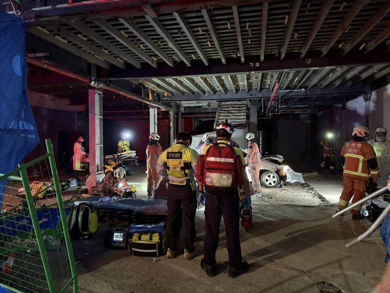 新竹市警察局表示,竹市區在21日凌晨2時許發生1起死亡車禍,初步判定是自小客車行經至經國、東大路口後,疑因車速過快,自撞經國路上住宅工地,共造成4死1傷。(民眾提供)中央社記者郭宣彣傳真 114年9月21日