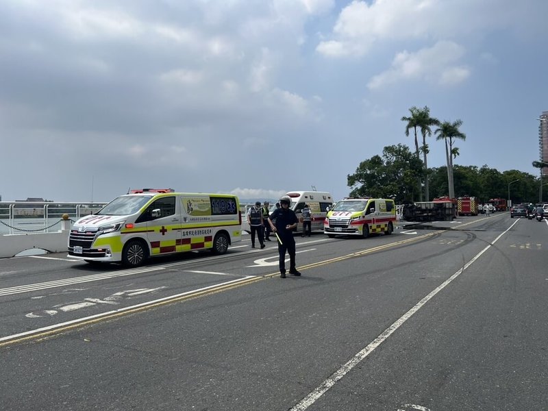 28歲郭姓男子21日上午駕駛小貨車沿高雄市鳥松區文前路行駛,疑似過彎時不慎失控,擦撞對向「三貼」機車,郭男、潘姓女騎士及其母親、姪女受傷,4人均由救護人員急救處置後送醫,其中潘女的母親經搶救不治。(高雄市政府警察局仁武分局提供)中央社記者張已亷傳真 114年9月21日