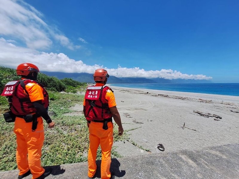颱風樺加沙增為強颱,為避免民眾颱風期間前往海岸觀浪發生危險事件,台東縣政府21日下午已公告劃設管制區,海巡署東部分署透過機動巡查與即時勸導方式維護安全。(海巡署東部分署提供)中央社記者李先鳳傳真 114年9月21日