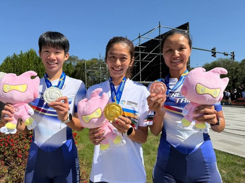 2025世界競速溜冰錦標賽在中國舉行,21日進入最後一天賽事,台灣選手在女子馬拉松項目展現宰制力,其中劉懿萱(中)勇奪金牌,隊友施沛妤(左)摘下銀牌、李孟竹(右)獲得銅牌。(教練王伯孚提供)中央社記者陳容琛傳真 114年9月21日