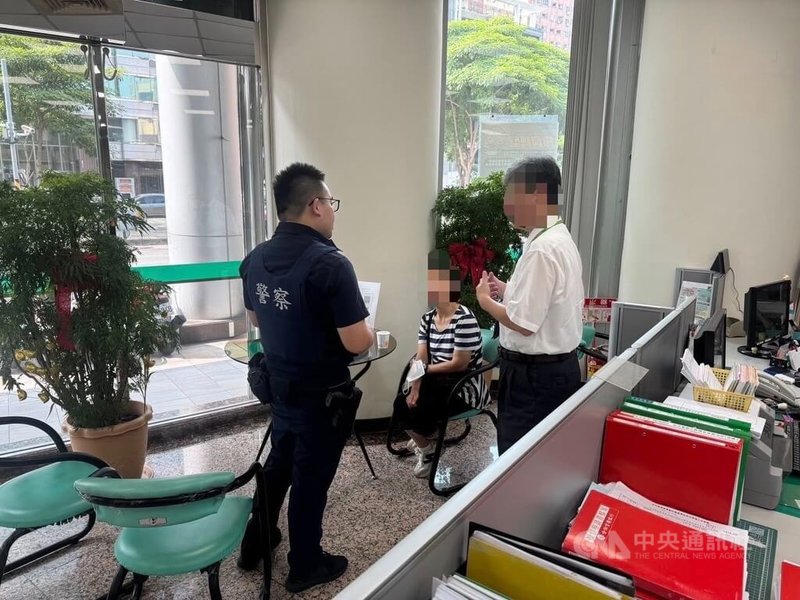 台中近六旬江姓女子(右2)認識1名自稱港籍的男網友談網戀,對方以結婚為由,要求她匯款購買金飾等婚禮用品,江女日前到銀行要匯款,經行員發現有異報案與警聯手阻詐。(翻攝照片)中央社記者蘇木春傳真 114年9月21日
