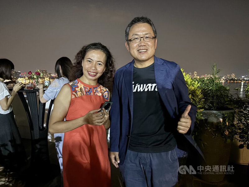 越南知名作家阮文馨(左)曾被越南富比士雜誌選為「國家最有影響力50位女性人物」,她的得獎創作皆寫於台灣。20日她受駐越南代表劉世忠(右)之邀於官邸慶祝中秋。中央社記者曾婷瑄河內攝 114年9月21日