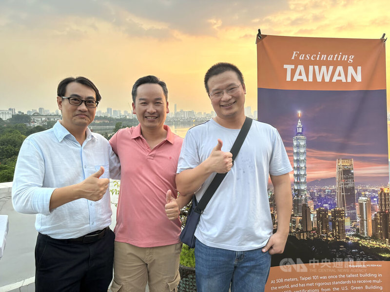 現為東亞理工學院中文系系主任的阮清廉(左)、現任職於越南科技翰林院的阮春厚(中)20日受邀於駐越南代表官邸共慶中秋,兩人都在各自領域推動台越交流。中央社記者曾婷瑄河內攝 114年9月21日