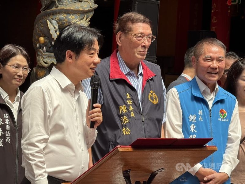 總統賴清德（前左）21日赴苗栗縣頭份市義民廟參拜並致贈「旌忠彰義」匾額，與苗栗縣長鍾東錦（右）等人一同揭匾。總統表示苗栗縣政府近年財政已逐漸改善，盼縣府把資源花在刀口上，推動地方發展。中央社記者郭宣彣攝 114年9月21日