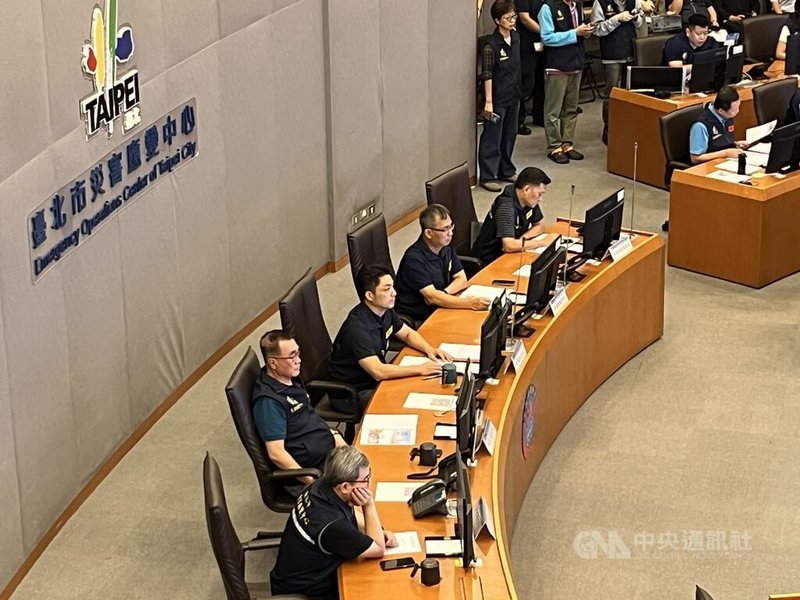 台北市政府21日下午進駐台北市災害應變中心,召開颱風樺加沙防颱整備會議,請各局處加強防颱整備工作,也呼籲民眾留意招牌、懸掛物,舉辦中的水舞嘉年華22日、23日暫停辦理。中央社記者楊淑閔攝 114年9月21日