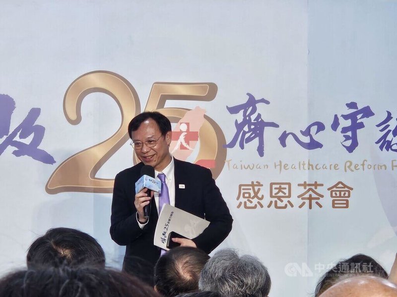 鑑於近期連續發生多起醫學美容重大死亡事故,衛福部長石崇良宣布將推動改革。圖為石崇良21日出席台灣醫療改革基金會25週年感恩茶會。中央社記者陳婕翎攝 114年9月21日