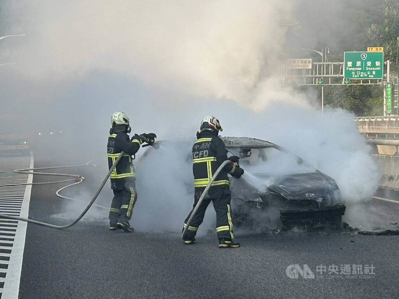 國道4號台中豐原區路段21日下午一輛自小客車疑自撞後起火,消防人員獲報到場撲滅火勢,現場已排除,恢復全線通車,車內無人員受困、受傷。(翻攝照片)中央社記者蘇木春傳真 114年9月21日