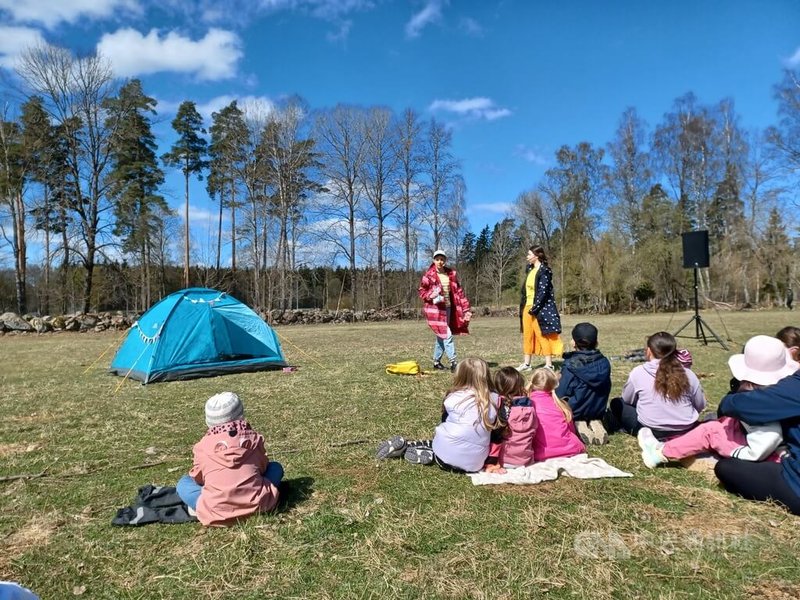 瑞典擁有優良的育兒環境,各種條件對有子女的家庭相當友善,但這樣的環境也讓瑞典家長增加了許多不必要的隱形壓力。圖為瑞典戶外兒童劇。中央社記者辜泳秝韋克舍攝 114年9月21日