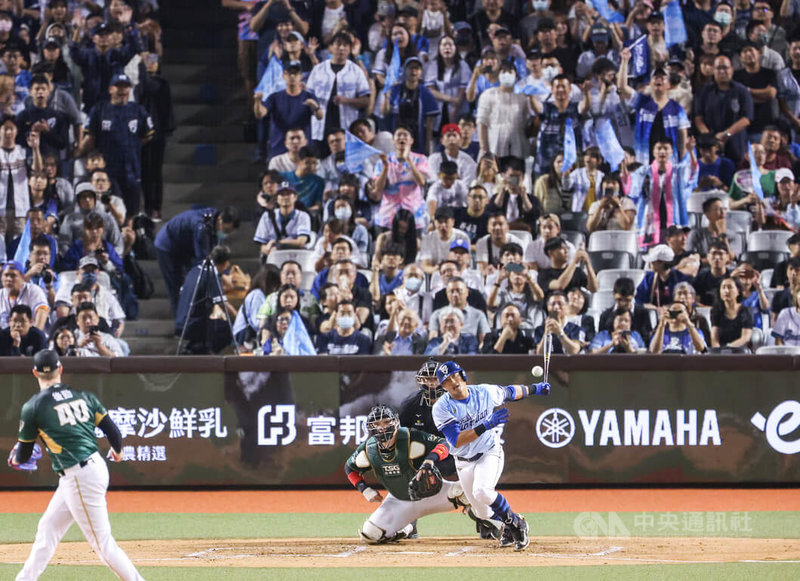 林哲瑄(右)6局下打席擊出內野滾地球。中央社記者張新偉攝 114年9月21日