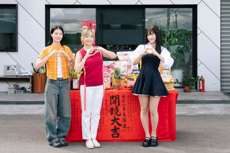 演員蒲禾菲(左起)和季芹、李多慧出席電影「辛亥隧道」開鏡,李多慧表示自己不怕鬼,也很愛看恐怖片,「我想要見鬼!」一旁的季芹和李李仁為此感到驚訝,覺得她膽子太大。李多慧和季芹演出母女,也是她在台灣的首部戲劇作品。(華映娛樂提供)中央社記者洪素津傳真 114年9月21日