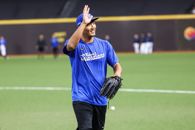 中華職棒富邦悍將37歲林哲瑄（圖）21日要在台北大巨蛋進行生涯最終戰，談起20日進行引退儀式的學長胡金龍，林哲瑄表示，胡金龍就像自己的哥哥一樣，場上、場下都很照顧自己。（富邦悍將提供）中央社記者楊啟芳傳真 114年9月21日