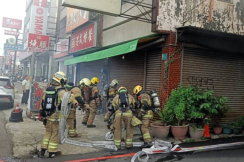 台南市永康區中正北路一處透天建物21日下午發生火警,消防人員抵達現場展開救災,並協助撤出一名受困婦人。(讀者提供)中央社記者楊思瑞台南傳真 114年9月21日