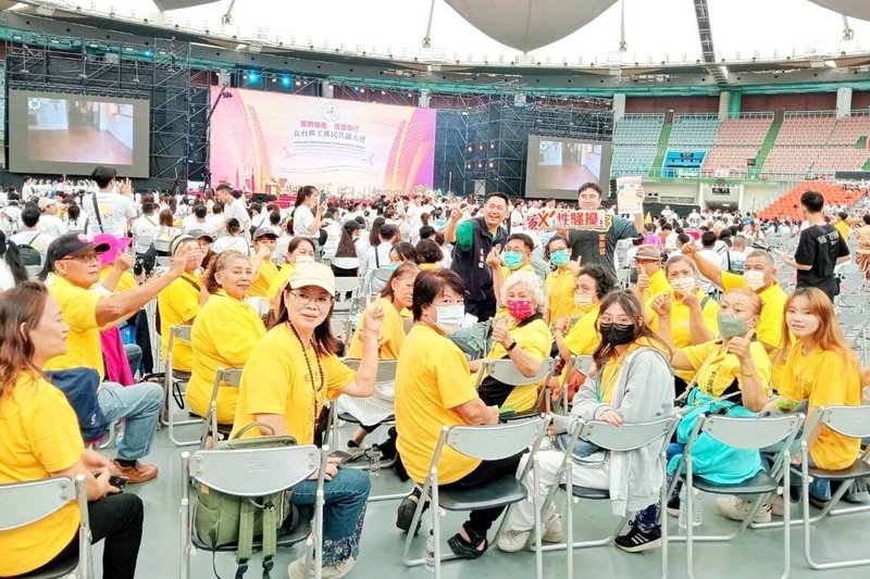 「愛與感恩 希望偕行-在台移工移民共融大會」21日在桃園巨蛋體育館舉辦,吸引多國移工及新住民參加,桃園及龜山警察分局、交通警察大隊除規劃交通維護計畫,也把握機會進行各項宣導。(桃園市警局桃園分局提供)中央社記者吳睿騏桃園傳真 114年9月21日