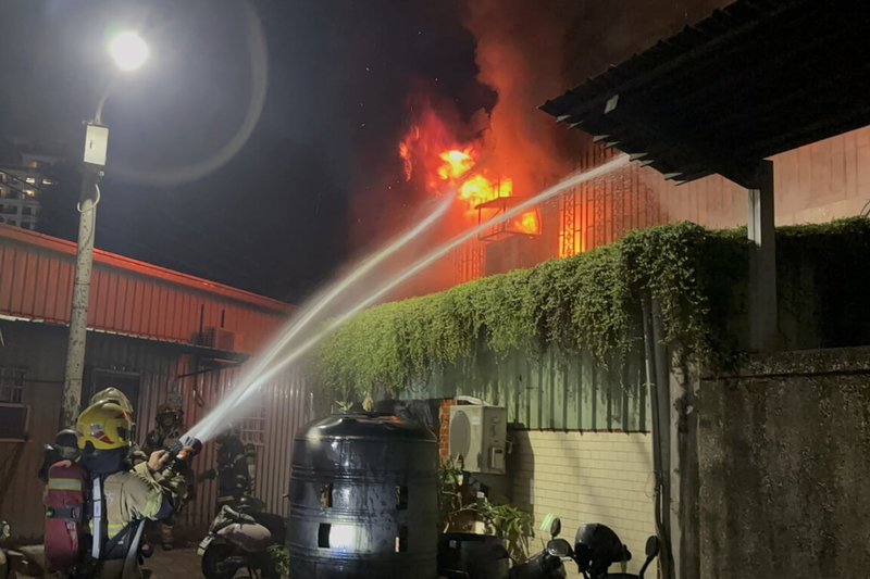 台南市中西區西寧街一處連棟住宅建物21日晚間發生火警,消防人員抵達現場後發現為5層樓建物,2樓處有明火冒出,立即出水灌救。(讀者提供)中央社記者楊思瑞台南傳真 114年9月21日