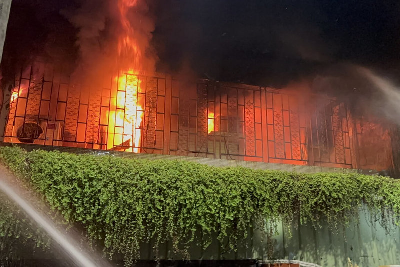 台南市中西區一處連棟住宅建物21日晚間發生火警,消防人員抵達時發現2樓處有明火竄出,經出水搶救撲滅火勢,在2樓發現1名婦人明顯死亡。(讀者提供)中央社記者楊思瑞台南傳真 114年9月21日