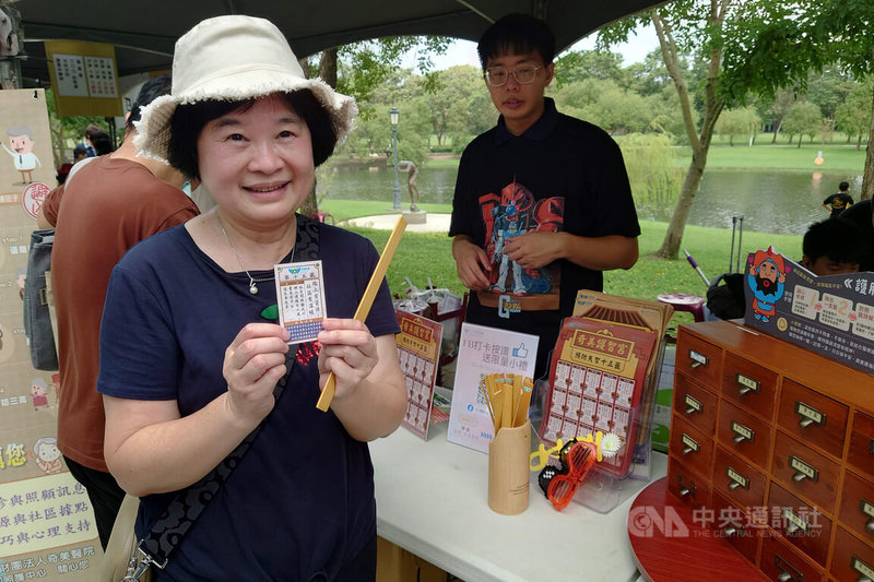 奇美醫院21日在奇美博物館蓋亞廣場舉辦失智症預防及關懷主題活動，展示院方與地方廟宇合作創新推出的「護腦聰明籤」。中央社記者楊思瑞攝　114年9月21日