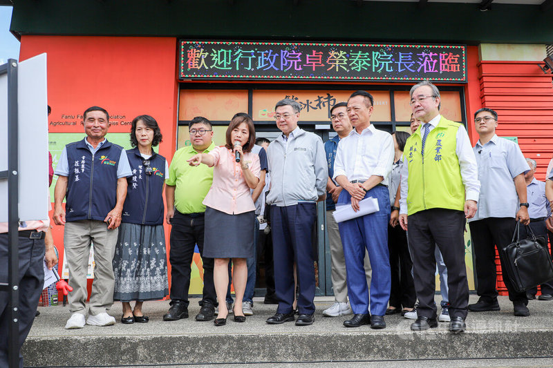 行政院長卓榮泰(前右3)21日南下嘉義縣番路鄉農會視察冷鏈運用情形,並聽取農會總幹事趙幸芳(左4)關於新建番路柿子加工廠簡報。圖左3為民進黨立委蔡易餘、前右2為嘉義縣長翁章梁。中央社記者蔡智明攝 114年9月21日