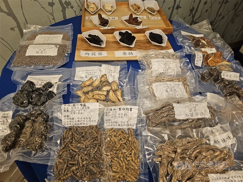 台灣每年超過600萬人使用中醫藥,僅健保就照顧600萬至700萬人次,其中約7萬人僅依靠中藥治療,中醫115年起有望正式納入高血壓、高血糖、高血脂防治計畫。(中央社檔案照片)