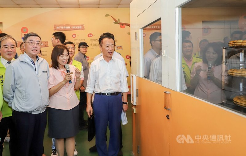 行政院長卓榮泰（左2）21日至嘉義縣番路鄉農會參觀柿子加工過程，並表示農會用牛心柿產製的冰涼柿餅非常好吃。圖右1為嘉義縣長翁章梁。中央社記者蔡智明攝　114年9月21日