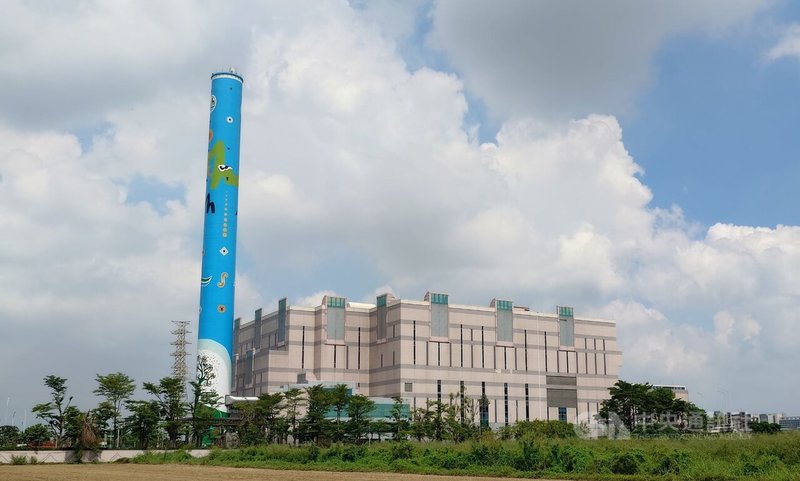 環境部長彭啓明21日參嘉縣荷苞嶼永續園區開幕說,未來環境部要與台積電簽合作協議,要把鹿草焚化爐(圖)排出二氧化碳捉下來,成功後將運用到全台每座焚化爐。中央社記者蔡智明攝 114年9月21日