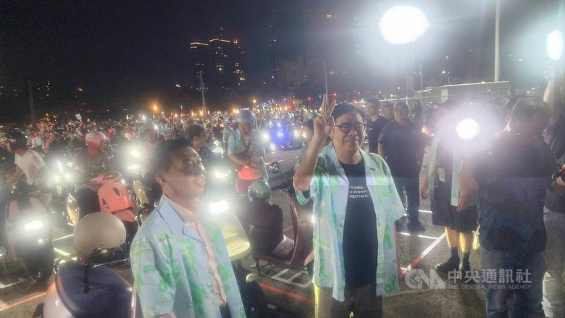 年度電車盛事「百GO夜行」首度南下高雄舉辦,上千輛電動機車20日晚間匯聚港邊馳騁夜騎,場面相當壯觀。市長陳其邁(前左2)也騎車到場支持,他說,很久沒騎車,騎完自己也想買一台。中央社記者洪學廣攝 114年9月20日