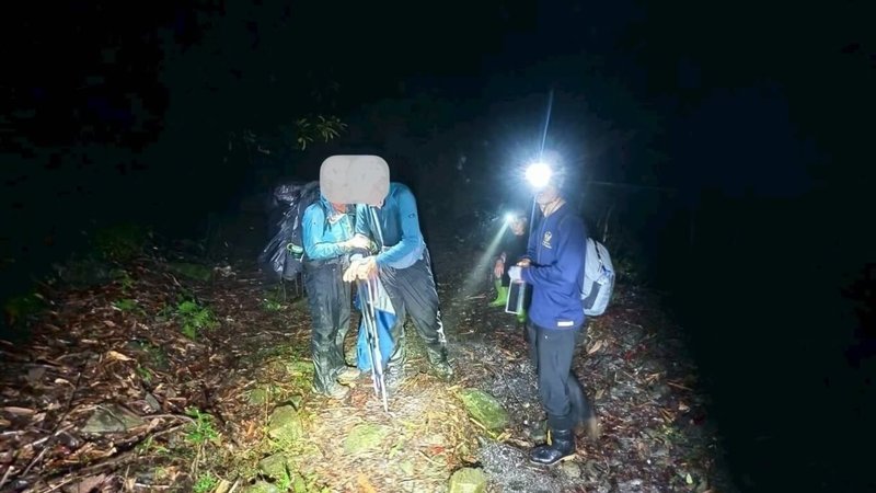 來自宜蘭2名山友攀登馬博橫斷,途經卓溪玉林橋遺址附近遭蜂螫,其中蔡姓男山友出現全身無力、發燒及劇烈疼痛等症狀,無法行走,向消防局請求協助,救援人員摸黑上山,21日凌晨助患者平安下山。(花蓮縣消防局提供)中央社記者李先鳳傳真 114年9月21日