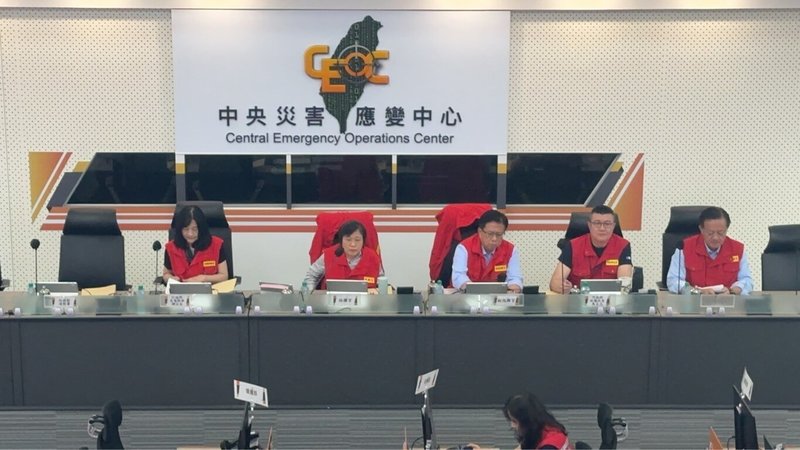 颱風樺加沙陸上警報發布,中央災害應變中心指揮官劉世芳21日晚間表示,重新評估花蓮馬太鞍溪堰塞湖受影響範圍,包括3鄉鎮、12村里、1800個門牌數,預計22日上午啟動撤離作業。(中央災害應變中心提供)中央社記者黃麗芸傳真 114年9月21日