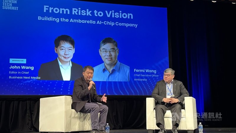 美國晶片公司安霸(Ambarella)執行長王奉民(右)分析邊緣AI應用。中央社記者張欣瑜舊金山攝 114年9月21日