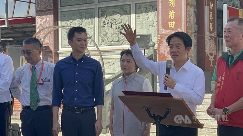 總統賴清德(前右2)21日到竹北市新天宮參香時表示,政府推動減稅,明年5月報稅時,若1年1個人賺新台幣62萬,等於1個月賺約5萬元者,不用繳稅,而高收入者將承擔更多稅收,國家更有能力照顧人民。中央社記者郭宣彣攝 114年9月21日