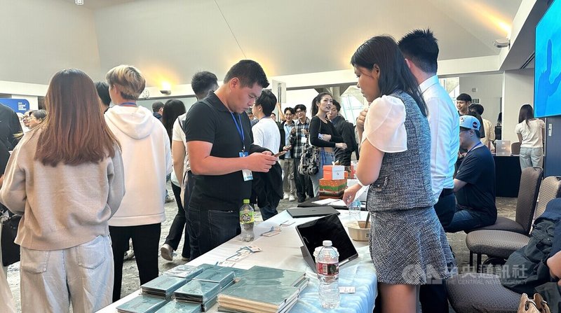 北美台灣科技年會(Taiwan Tech Summit)提供多項求職、轉職資訊,為高科技企業媒合中高階人才的瑞星管理顧問公司團隊也來到矽谷現場獵才。中央社記者張欣瑜舊金山攝 114年9月21日