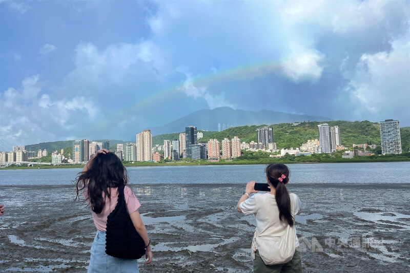 中央氣象署持續發布颱風樺加沙海上颱風警報,21日上午已增強為強颱,晚間北部、東北部、東部會有間歇性降雨。圖為民眾趁著風雨還未增強,到新北市八里區拍攝彩虹。中央社記者徐肇昌攝 114年9月21日