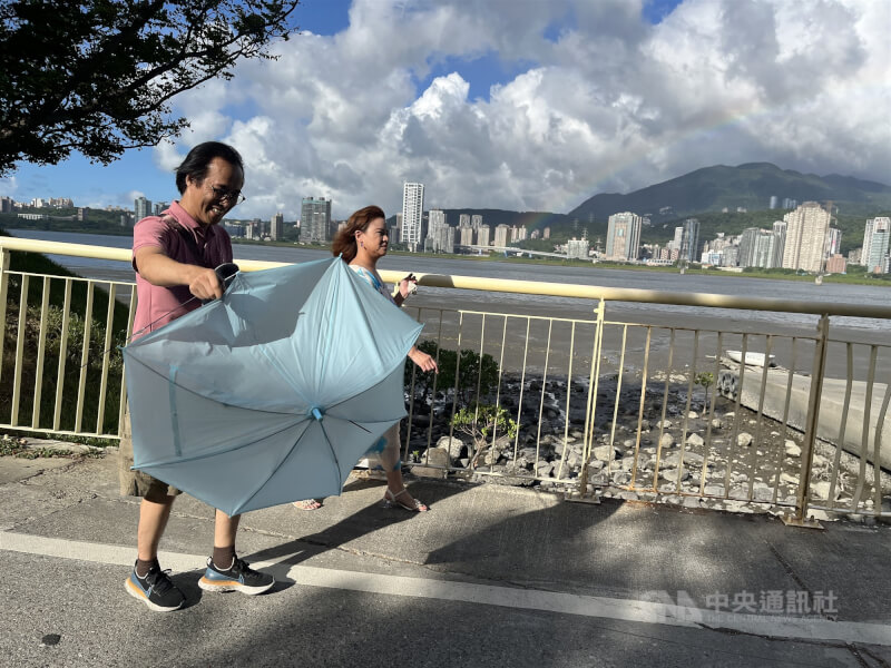 中央氣象署21日傍晚發布颱風樺加沙陸上警報,首波範圍為恆春半島,北部出現間歇性降雨;新北市八里區民眾手中的傘被一陣強風吹壞。中央社記者徐肇昌攝 114年9月21日